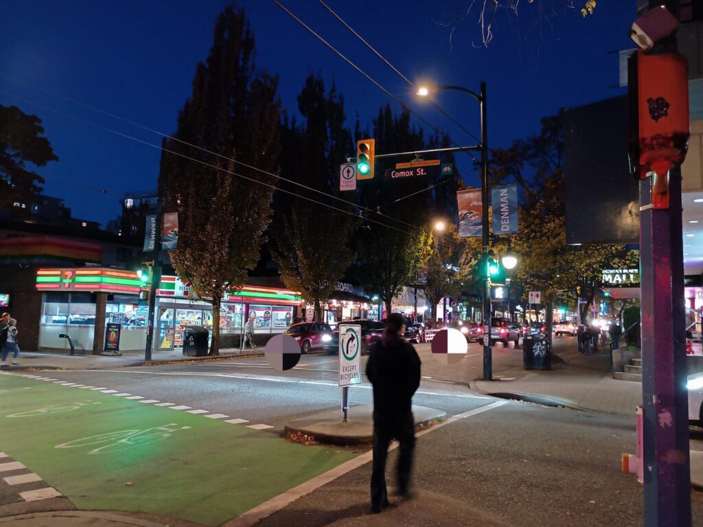 ハンバーガー店前の夜のにぎやかな様子