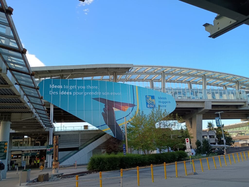 バンクーバー国際空港を出て街へ出るスカイトレイン乗り場へ続く通路