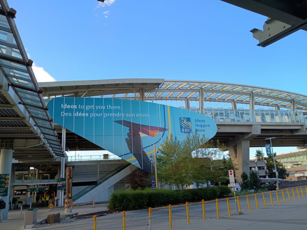 バンクーバー国際空港の出口からスカイトレイン入口へ向かう道中