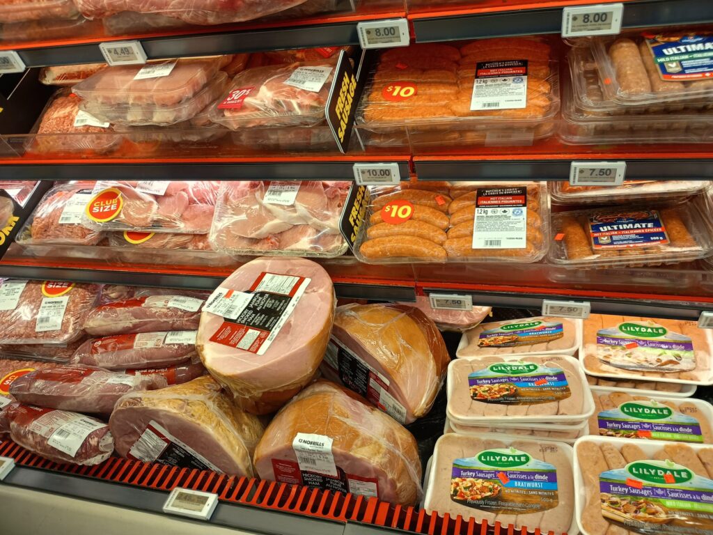 日本よりも大きなサイズのハムやソーセージ売り場