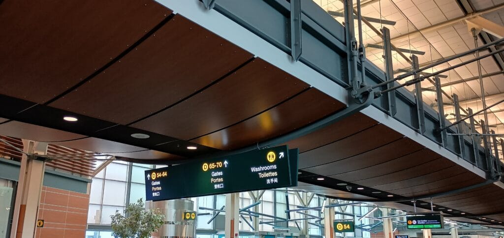 バンクーバー国際空港にある行き先を示している電子版案内標識