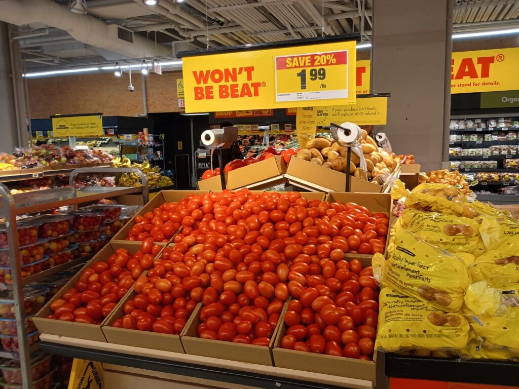 カナダのスーパー「NO FRILLS」のミニトマト売り場