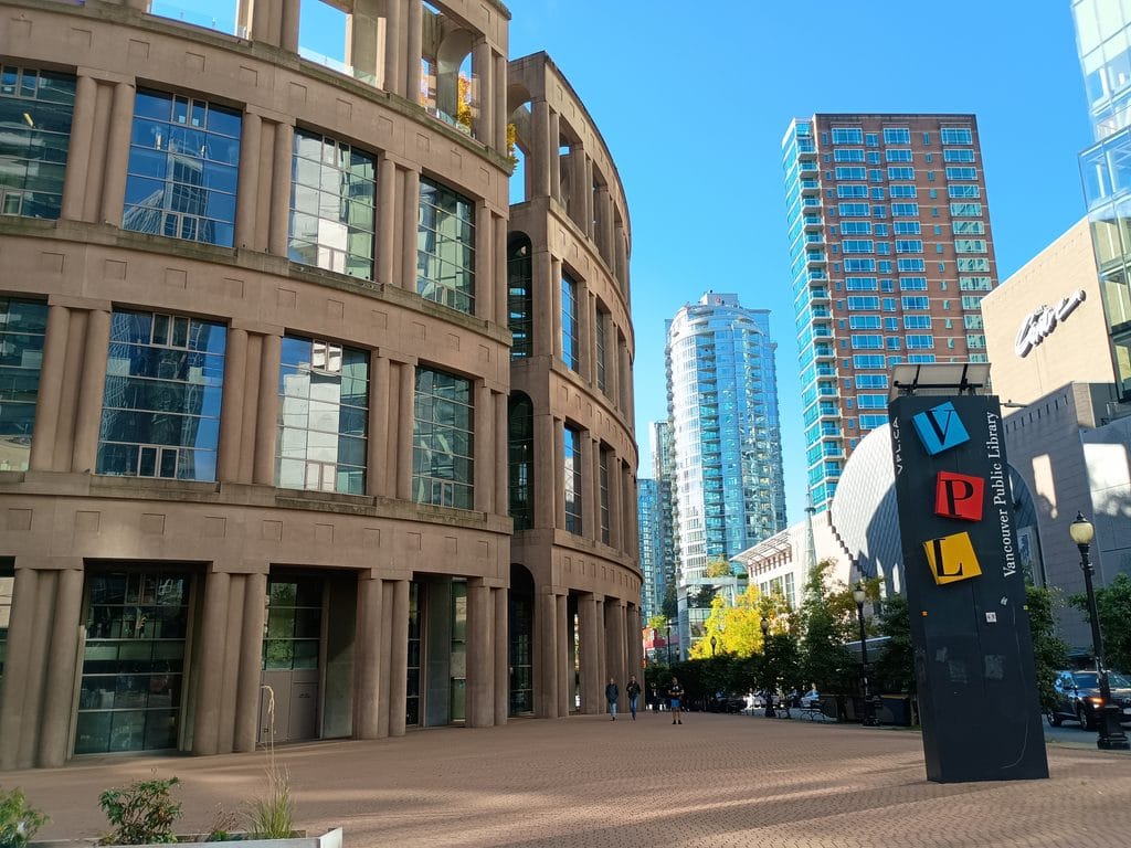 バンクーバー市立図書館の入り口の様子