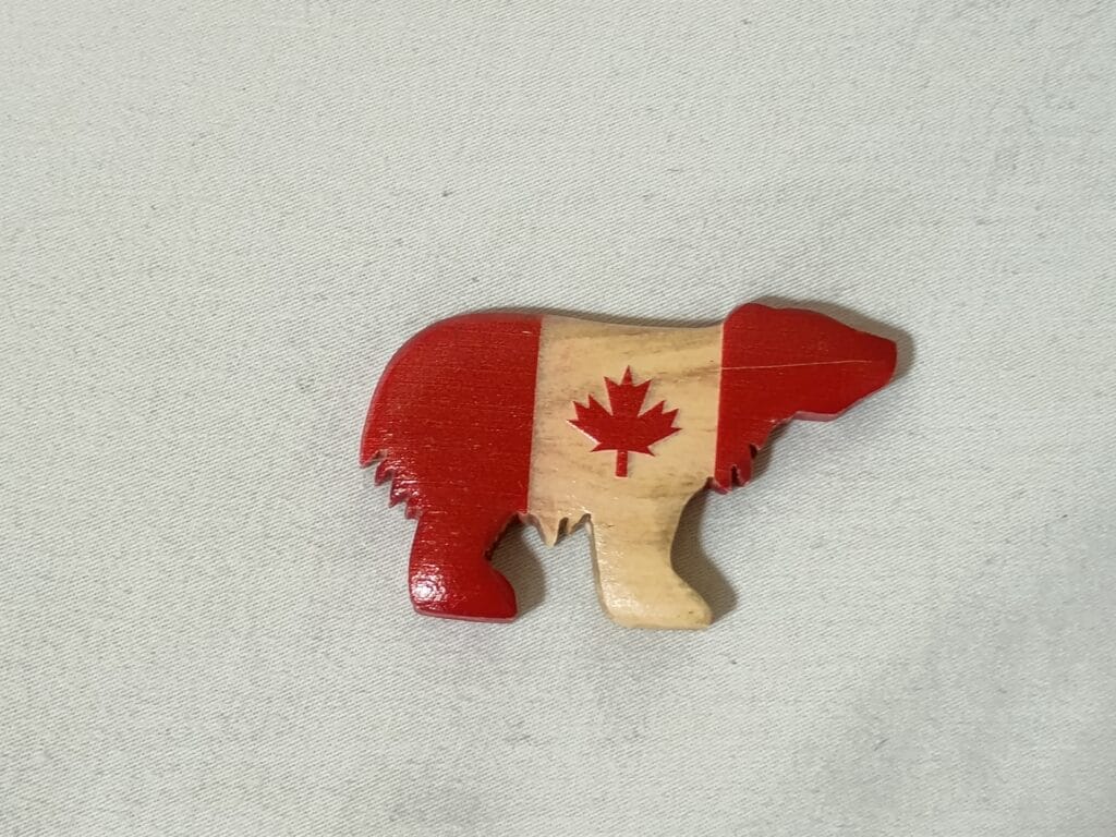 カナディアンクラフトで買った木製のクマの形のマグネット
